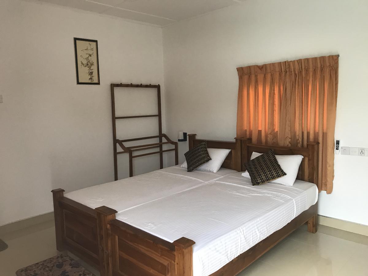 Deshani Holiday Inn Dambulla Bagian luar foto