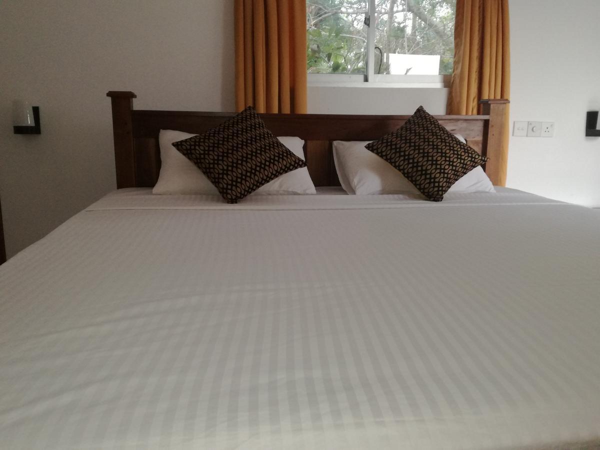 Deshani Holiday Inn Dambulla Bagian luar foto