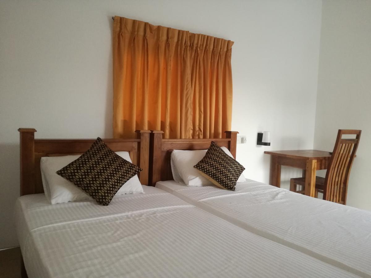 Deshani Holiday Inn Dambulla Bagian luar foto
