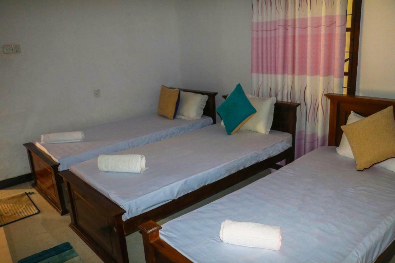 Deshani Holiday Inn Dambulla Bagian luar foto
