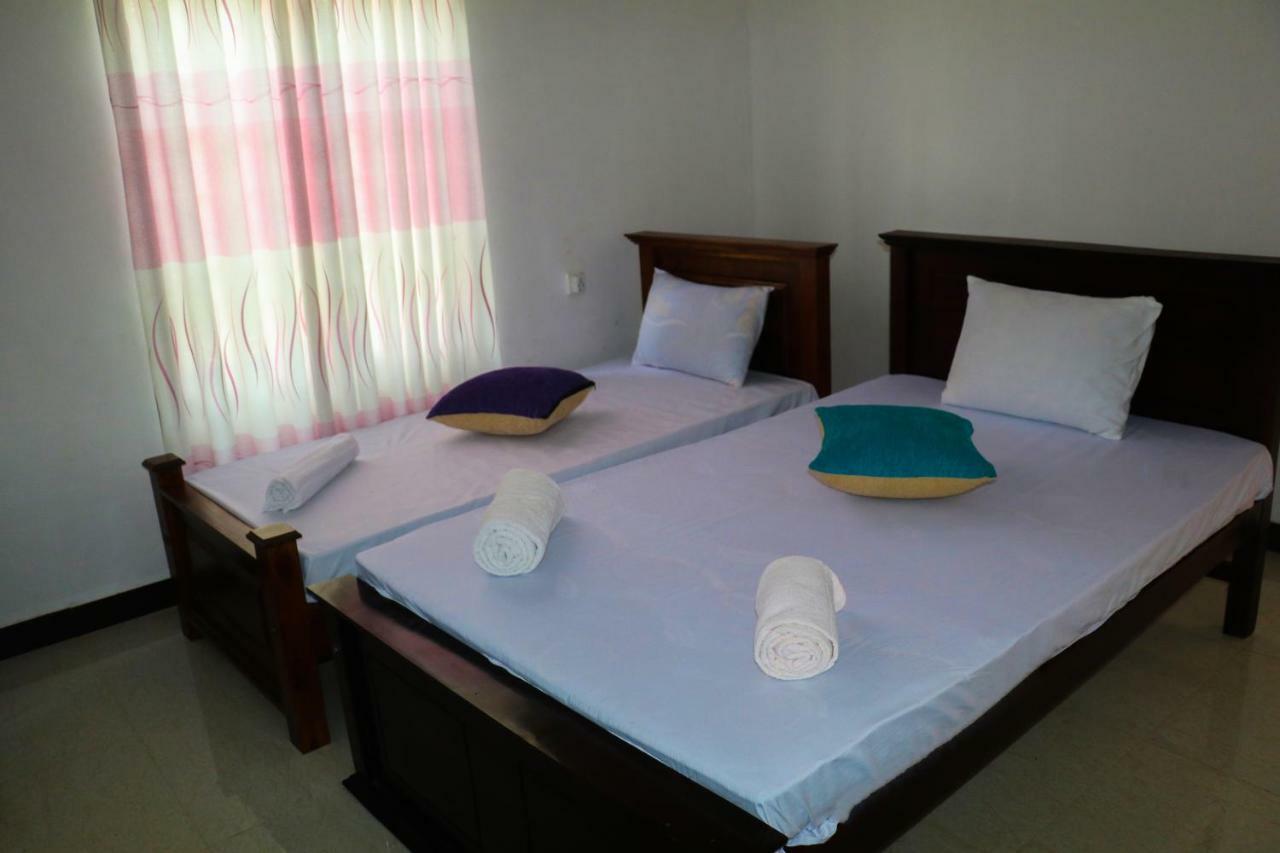 Deshani Holiday Inn Dambulla Bagian luar foto