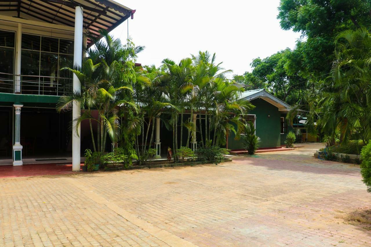 Deshani Holiday Inn Dambulla Bagian luar foto